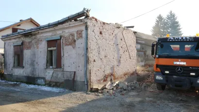 U Pakracu je nastavljen postupak uklanjanja derutnih objekta zaostalih jo&scaron; iz Domovinskog rata/Foto: Pakrački list