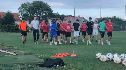 Nogometa&scaron;i NK Mladost Ždralovi snimljeni na treningu prije uvođenja epidemiolo&scaron;kih mjera/Foto: Privatni album