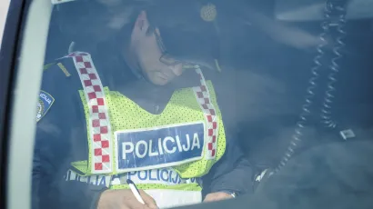 Policajci su mu&scaron;karcima uzeli podatke i zamolili ih da se udalje/ Foto: Nik&scaron;a Stipaničev/CROPIX (ilustracija)