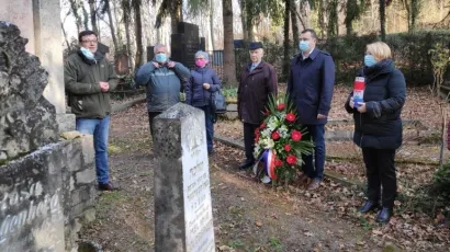 Predsjednik Židovske općine Daruvar Aron Bienenfeld s predstavnicima Grada Daruvara i ostalim građanima koji su do&scaron;li odati počast svim žrtvama holokausta/Foto: Mojportal.hr