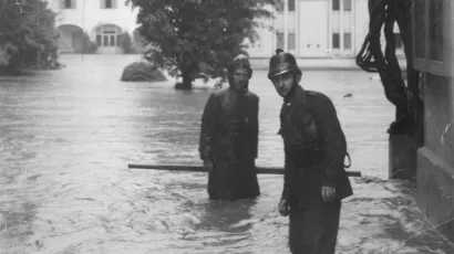 Godine 1956. ili 1957., Toplica je poplavila Daruvar pa tako i park. Voda je dosegla prve ukrasne crte na fasadi Centralnih blatnih kupki/Foto: Milan Pavić, arhiv Vlade Daněka