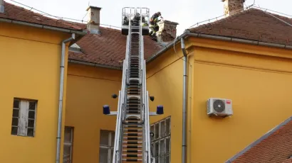 Vatrogasci su nakon potresa krajem pro&scaron;le godine popravljali o&scaron;tećene dimnjake/Foto: Pakrački list
