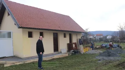 Lipički župnik Roko Ivanović ispred prostora za mlade koji je zami&scaron;ljen kao mjesto okupljanja, ali i učvr&scaron;ćivanja zajedni&scaron;tva/Foto:Compas.hr