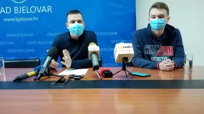 Bjelovarski gradonačelnik Dario Hrebak i državni prvak iz kemije Dejan Tomić/Foto: Deni Marčinković