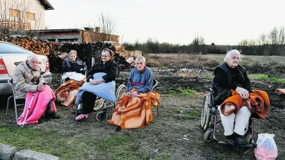 Starice i starci iz Majskih Poljana kod Gline noć su nakon stravičnog potresa proveli ispred svojih razru&scaron;enih kuća/Foto: Damir Krajač/CROPIX (ilustracija)