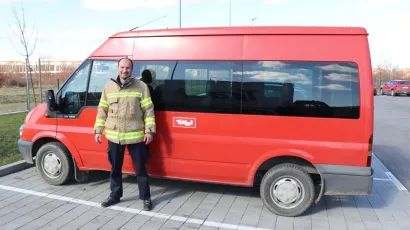 Zapovjednik Dobrovoljnog vatrogasnog dru&scaron;tva Lipik Tomislav Stokić pokraj doniranog vozila/Foto:Compas.hrFoto: Compas.hr