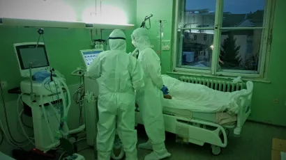 Medicinsko osoblje na Covid odjelu bjelovarske bolnice provjerava stanje pacijenta/Foto: Deni Marčinković