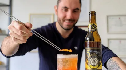 Denis Vlahovac za danas je pripremio neobičan ali preukusan koktel od Aperola i tamnog p&scaron;eničnog piva/Foto: Denis Vlahovac