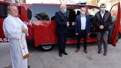 Predsjednik DVD Ivanska Ivica Bok, načelnik Općine Ivanska, Željko Mavrin i župan Damir Bajs kod novog vozila/Foto:Deni Marčinković