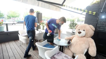 Napokon će se moći sjediti na terasama kafića/Foto: Ranko &Scaron;uvar/CROPIX