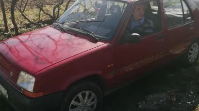 Nikola Bila iz sela Martinovići kod Gline u autu kojeg su mu poklonili dobri ljudi iz Daruvara/Foto:Boris Bu&scaron;ić