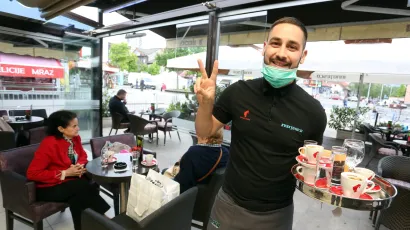 Kafići od danas mogu posluživati goste na terasi uz propisane epidemiolo&scaron;ke mjere/Foto: Damjan Tadic/CROPIX