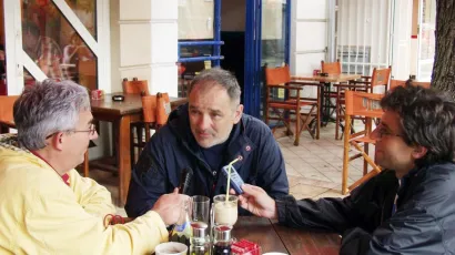 Mato Pejić i Goran Gazdek razgovaraju s Balaševićem 2004. godine u Novom Sadu uoči koncerta u Virovitici. Mato i Goran su pili&nbsp;lokalno novosadsko MB pivo, a Balašević samo sok i kavu/Osobni arhiv autora