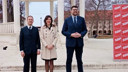 Miroslav Bažant, kandidat za zamjenika županice, Sandra Frčo, kandidatkinja za županicu i Peđa Grbin, predsjednik SDP-a/Foto: Deni Marčinković