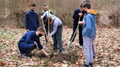 Učenici prvog razreda tehničke &scaron;kole sade stabla&nbsp;u parku novoobnovljene zgrade Tehničke &scaron;kole u Ulici Petra Zrinskoj u Daruvaru/Foto:Mojportal.hr
&nbsp;