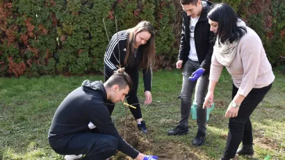 Učenici Komercijalne i trgovačke &scaron;kole Bjelovar zasadili su starinske sorte jabuka/Foto: Komercijalna i trgovačka &scaron;kola Bjelovar