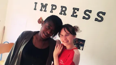 Mila Jureković iz Daruvara i Sara Mutombo, prva zaposlena strankinja u Impressu snimljenje prije godinu dana u Daruvaru. Sara je trenutno u Belgiji/Foto: Impress