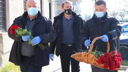 Predstavnici gradske vlasti Lipika s crvenim ružama/Foto: Compas.hr