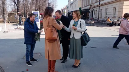 Sandra Frčo i Dubravka Draga&scaron;ević srele su se na bjelovarskom korzu i jedna drugoj pokolnile cvijet u povodu Međunarodnog dana žena/Foto: Deni Marčinković