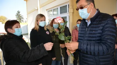 Župan Damir Bajs daruje cvijeće/Foto: BBŽ