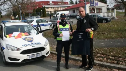Policajci postaje u Gare&scaron;nici daju poklon savjesnom vozaču/Foto: PU bjelovarsko-bilogorska