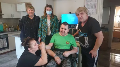 Marija &Scaron;afar, Ana Zokić iz Plasting ortopedije, mama Vera, Mario i tata Darko poziraju sretni zbog novih kolica/Foto: Mario Barać