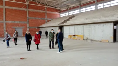 Župan Damir Bajs sa suradnicima, načelnik Općine Velika Pisanica Fredi Pali te ravnateljica &scaron;kole Ivana Haić u obilasku dvorane u Velikoj Pisanici/ Foto: Deni Marčinković