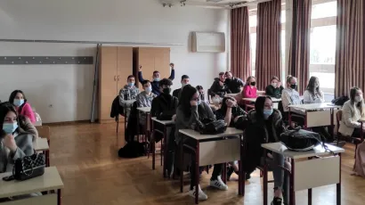 Učenici četvrtih razreda sa zanimanjem su pratili zanimljivo i poticajno predavanje Slavena Hojskog iz Državnog izbornog povjerenstva/Foto: Komercijalna i trgovačka &scaron;kola Bjelovar