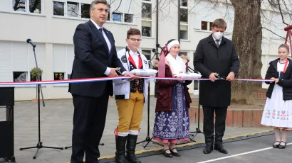 Premijer Andrej Plenković i ministar vanjskih poslova Republike Če&scaron;ke Tom&aacute;&scaron; Petř&iacute;ček svečano režu vrpcu/Foto: Nikica Puhalo