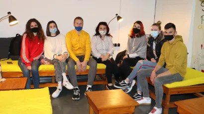 Učenici 4.a razreda Ekonomske i turističke &scaron;kole svoje su razglednice pisali u utorak, a Daruvarčanima će ih poslati 21. ožujka/Foto: Daria Marković