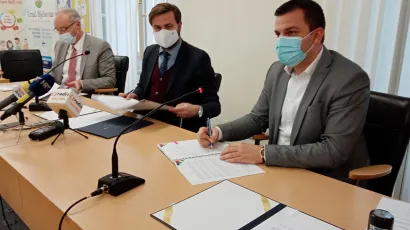 Direktor Fonda za za&scaron;titu okoli&scaron;a i energetsku učinkovitost Sini&scaron;a Kukić, ministar Tomislav Ćorić i gradonačelnik Bjelovara Dario Hrebak/Foto: Deni Marčinković