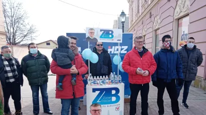 Članovi bjelovarskog HDZ-a na gradskom korzu dijelili vodu/ Foto: Deni Marčinković