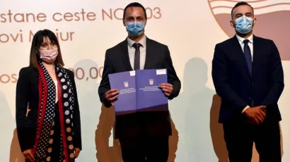 Ministrica regionalnog razvoja i fondova EU Nata&scaron;a Trami&scaron;ak, pakrački dogradonačelnik Marijan &Scaron;irac i ministar rada i mirovinskog sustava Josip Aladrović na potpisivanju ugovora/Foto: Grad Pakrac