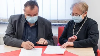 Gradonačelnik Čazme Dinko Pirak potpisuje ugovor s predsjednicom Matice umirovljenika Čazme, Ivančicom Bukovac/Foto: Grad Čazma