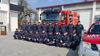 Pripadnici Javne vatrogasne postrojbe Grada Gare&scaron;nici ispred svog novog vozila/Foto: JVP Gare&scaron;nica