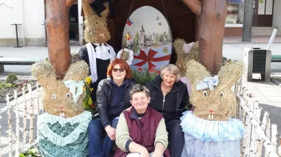 Članice daruvarske Matice umirovljenika u ukra&scaron;enoj kućici na glavnom daruvarskom trgu/TZ Daruvar-Papuk