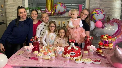 Laura (16), Lana (14), Larisa (13), Lucija (11), Lara (8), Lena (6) i Lota (1) ponos su svojim roditeljima, Tijani i Darku/Foto: Privatni album