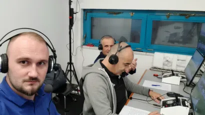 Daruvarčani Marko Franić i Bruno Marić s Tomislavom &Scaron;etkom prije dvije godine u VAR sobi na stadionu u Kranjčevićevoj/Foto: Privatni album