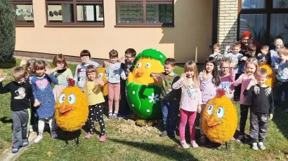 Mali&scaron;ani iz Dječjeg vrtića Pčelica iz Čazme s pilićima koje im je posudio Grad Čazma/Foto: Grad Čazma