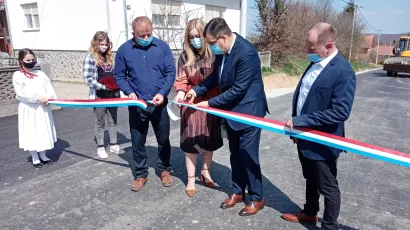 Rezanje vrpce na uređenoj cesti u Samarici/ Foto: Deni Marčinković