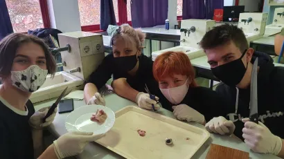 Majda Vacka (druga zdesna) secira oko sa svojim kolegama na izbornoj nastavi iz biologije/Foto: Privatni album