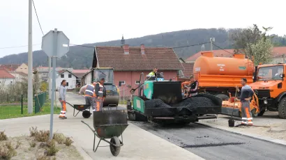 U Prolazu baruna Trenka je u tijeku sanacija kolnika koji je bio razrovan zbog radova na aglomeraciji/Foto: Pakrački list