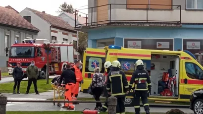 Djelatnici Hitne pomoći odvoze vozačicu Mercedesa u bolnicu/Foto: MojPortal.hr