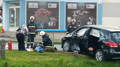 Vatrogasac kleči pokraj žene koja je stradala u svom Mercedesu/Foto: Mojportal.hr