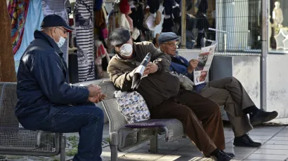 Umirovljenici čitaju novine/Foto: Jo&scaron;ko &Scaron;upić/CROPIX