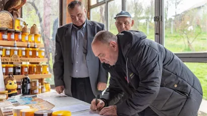 Potpisivanje ugovora o sufinanciranju pčelara/ Foto: Grad Čazma