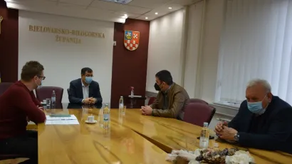 Predstavnik Turističke zajednice BBŽ Mihael Anđal,&nbsp;predsjednik Ceha ugostitelja BBŽ Srećko Koljić, zamjenik župana Neven Alić i župan Damir Bajs na sastanku/ Foto: BBŽ