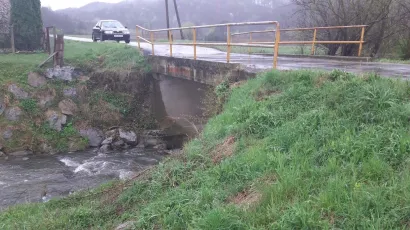 Most se o&scaron;tetio zbog velike količine vode koja prolazi ispod njega i prijeti mu uru&scaron;avanje/Foto: Drago Hodak
