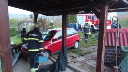 Pijani vozač Fiata završio je u dvorištu 60-godišnje žene u Lipičkoj ulici u Filipovcu/Foto: Compas.hr