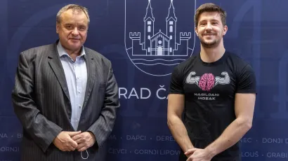 Gradonačelnik Dinko Pirak i Leonardo Blažeković, državni prvak u powerliftingu/ Foto: Grad Čazma